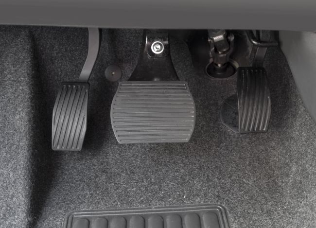 Inversion de la pédale d'accélérateur à gauche